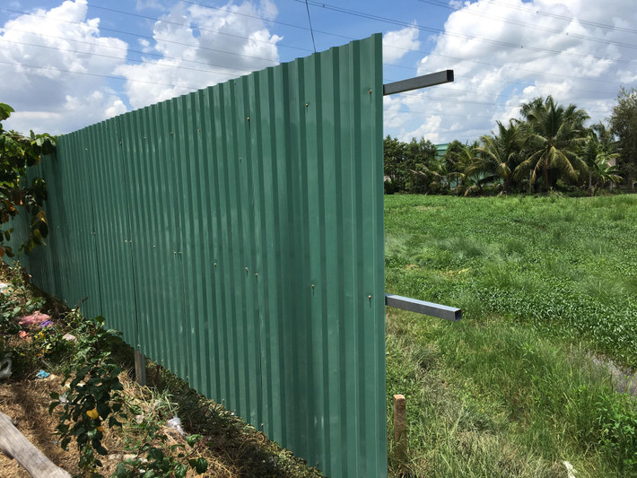 Phía ngoài của dự án được rào chắn tôn sơ sài. Theo tài liệu PV, hiện nay, dự án có tên mới là Lake View City Tân Túc. Chủ đầu tư đã ký hợp đồng phân phối độc quyền dự án Lake View City cho Công ty Cổ phần Địa ốc Hoàng Vinh (0A Trương Công Định, Phường 14, quận Tân bình, T.HCM).