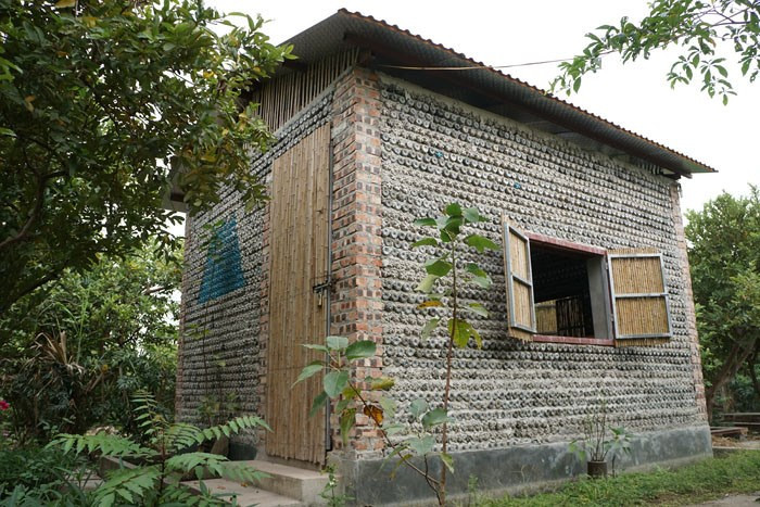 8. Ngôi nhà xây từ 8800 chai nhựa tái chế Ngôi nhà được xây từ 8800 chai nhựa tái chế này là sản phẩm thuộc dự án “Trường học thiên nhiên” của Nông trại hữu cơ Tuệ Viên, Long Biên, Hà Nội. Ảnh: Reatimes.vn.
