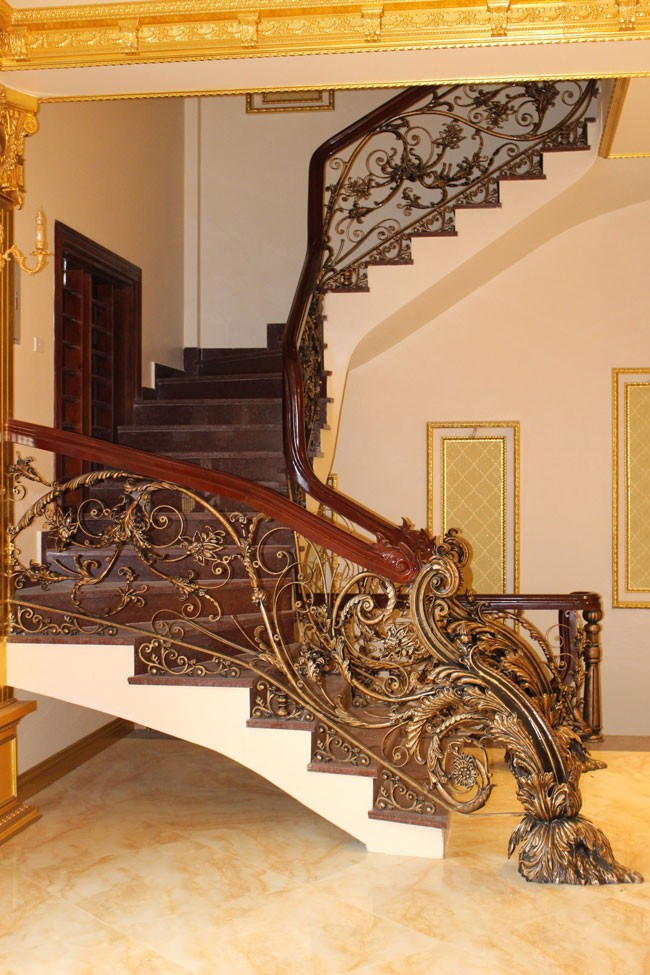 Điểm đặc biệt của tòa lâu đài là những chi tiết dát vàng bằng tay cầu kỳ, tập trung ở mái trần, hoa văn và cửa sổ. Tay vịn cầu thang được thiết kế riêng cho gia chủ, làm bằng nhôm đúc mạ vàng. Ảnh: Vietnamnet.