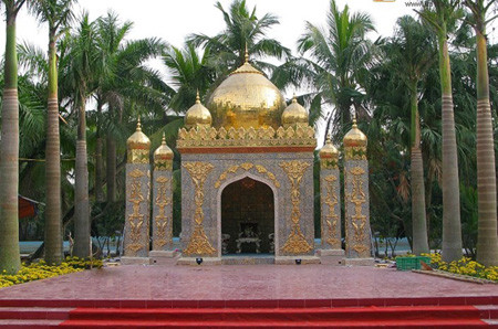 2. Cung điện vàng có một không hai của đại gia Hải Phòng Cung điện này được coi là nhà mẫu kiến trúc sư của một công ty ở TP. Hải Phòng. Toàn bộ hoa văn của cung điện được thiết kế và tạo hình theo phong cách hoa văn đương đại và cổ điển của lối kiến trúc Hồi giáo, kết hợp với vàng tạo nên vẻ đẹp quyền quý. Ảnh Vietnamnet.