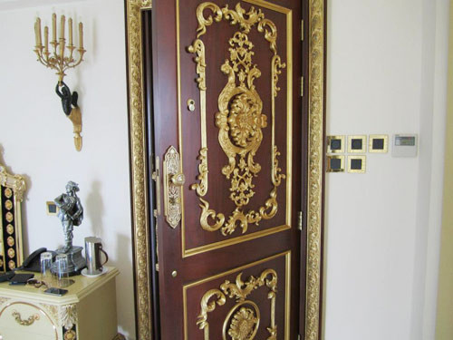 Từ các chi tiết trên cánh cửa cho tới ổ cắm điện được trang trí và mạ vàng đẹp mắt. Ngôi nhà này mỗi năm hẳn sẽ phải bảo dưỡng một lần cho việc sơn lại các chi tiết mạ vàng. Ảnh: viettimejsc.com.