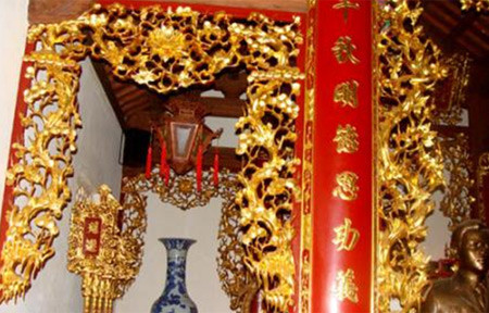 Ngôi nhà có 49 cột gỗ cỡ đại. Đặc biệt còn có tầng hầm kiên cố bằng xi măng bên dưới cũng đủ 49 cột, mỗi cột ứng với một cột gỗ bên trên. Khắp nơi trong ngôi nhà gỗ là những liễn đối dát vàng lấp lánh, bằng chữ nho. Ảnh: Đất Việt.