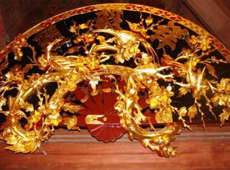 Tổng diện tích của ngôi biệt thự này là 5.000m2. Trong ngôi nhà gỗ khổng lồ, trừ hai tường hồi, toàn bộ nhà, từ vì kèo, cửa vách, hoành phi, câu đối, những tiểu tiết nhỏ nhất được làm bằng gỗ lim già. Ảnh: Đất Việt.