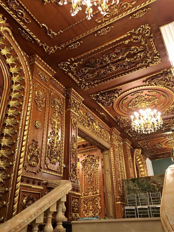 Bên cạnh 6 con gà, tòa lâu đài còn được trang trí 16 chiếc lục bình đúc tình xảo với hình đầu trâu được cho là đem lại sự may mắn cho gia chủ. Ảnh: facebook.
