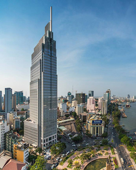 Theo đó, cao ốc Vietcombank Tower được xây dựng trên diện tích khoảng 3.200 m2, cao 206 m gồm: 35 tầng cao, 4 tầng hầm, khối đế và khối tháp hình chữ nhật hướng tâm. Ảnh: Vietnamnet.