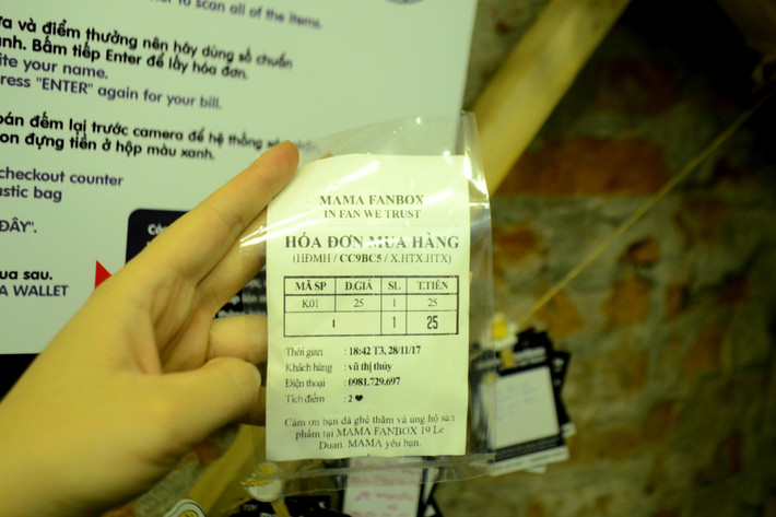Khách hàng nhận hóa đơn, đưa số tiền phải trả lên trước camera trên bàn thanh toán đếm lại để hệ thống camera xác nhận, rồi cho hóa đơn và tiền vào một túi bóng trắng.