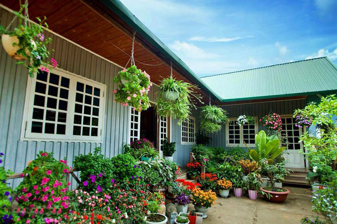 Ngôi nhà một tầng, hình chữ L, rộng 60m2, có hè, lan can chạy theo được hoàn thiện trong vòng nửa năm. Tất cả các chi tiết, đồ dùng trong căn nhà đều được vợ chồng chị Thảo, anh Huy chăm chút từng chút một. Ảnh: Phạm Hưởng