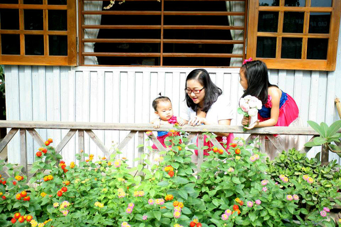 Và người đến chơi bất giác ngồi ở bất kỳ góc nào, nhìn ra khoảng không gian nào trong nhà đều cảm thấy ấm áp và yêu thương. Ảnh: Phạm Hưởng