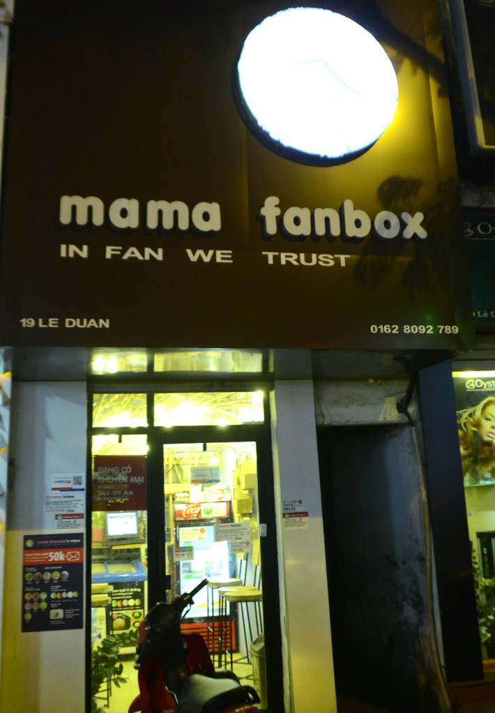Mama Fanbox là hệ thống cửa hàng tự phục vụ đầu tiên ở Việt Nam do anh Đào Khánh Hiệp (SN 1983) sáng lập, chủ yếu bán sô cô la tươi, kem cùng các loại nước giải khát.