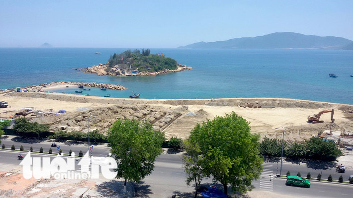 Theo đó, dự án Nha Trang Sao đã được UBND tỉnh Khánh Hòa cấp phép đầu tư lần đầu cho Công ty cổ phần Nha Trang Sao để thực hiện dự án trong vịnh Nha Trang, tại khu di tích danh thắng quốc gia Hòn Chồng - Hòn Đỏ vào tháng 3/2012. Ảnh: Tuổi trẻ.