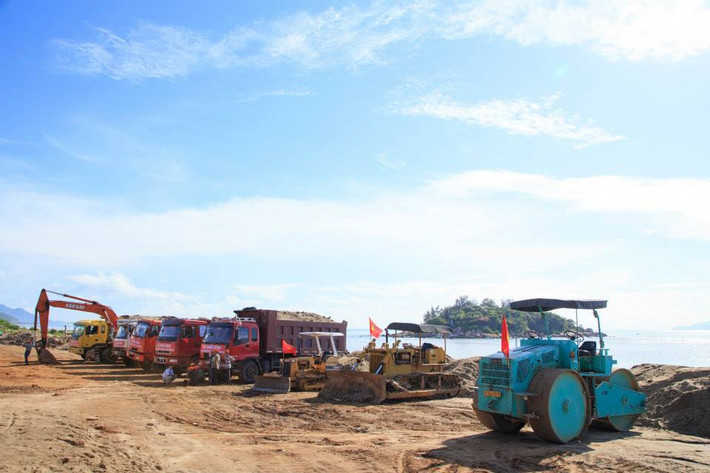 Bãi đất đổ lấn biển giờ biến thành một bãi chứa xà bần xây dựng với nhiều chuyến xe tải chở đến đổ mỗi ngày. Ảnh: FB Công ty Truyền Thông GTO Media