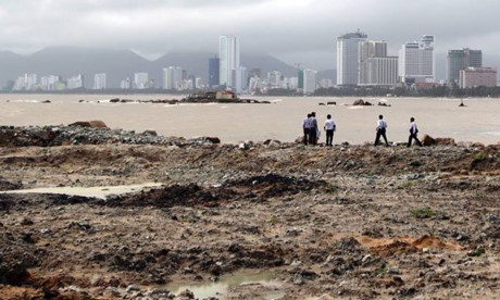Vào tháng 1/2016, sau khi có phản ánh dự án Nha Trang Sao lấn biển trái phép 2,3 ha, làm ảnh hưởng đến danh thắng quốc gia vịnh Nha Trang, UBND tỉnh Khánh Hòa đã chỉ đạo ngành chức năng kiểm tra, xử phạt chủ đầu tư 200 triệu đồng. Ảnh: Một thế giới.