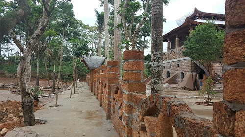 Theo Vietnamnet, Chủ tịch xã Yên Bài xác nhận: Hộ ông Lê Viết Long xây dựng trên diện tích không được dựng công trình kiên cố. Khu vực đó đã được quy hoạch làm vùng trồng chè sinh thái. Toàn bộ khu đất sử dụng trái phép khoảng trên 9.000m2, nguyên là đất của lâm trường Việt Mông. Ảnh: Dân Việt.
