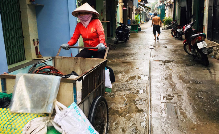 Đó là những lời chia sẻ của bà Nguyễn Thị Lan (55 tuổi, quê Đồng Tháp) khi PV Kiến Thức hỏi bà có biết ngày 20/10 là ngày rất ý nghĩa của Phụ nữ Việt Nam hay không? Bà Lan nói thêm rằng, cả ngày bất kể trời nắng hay mưa, bà len lõi, tìm mua ve chai, phế liệu khắp nơi để có tiền trang trải cuộc sống gia đình với 3 người con.