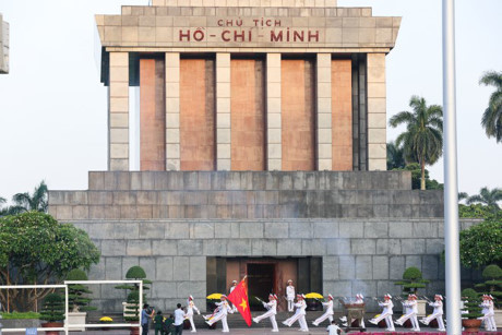 Ý tưởng thực hiện nghi lễ trên quảng trường do Bộ Tư lệnh bảo vệ Lăng đề xuất và được Chính phủ phê duyệt vào 19/5/2001 dịp kỷ niệm 111 năm ngày sinh Chủ tịch Hồ Chí Minh. Đoàn 275 - đơn vị đặc trách nhiệm vụ về nghi lễ, nghi thức của Bộ Tư lệnh bảo vệ lăng - được giao thực hiện nhiệm vụ này. (Ảnh: Minh Sơn/Vietnam+)
