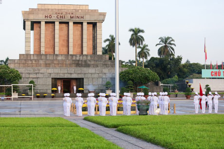 Trong giây phút thiêng liêng khi bài hát Quốc ca được ngân lên, hàng trăm con tim đang có mặt trên quảng trường đều hướng lễ đài với tấm lòng thành kính, biết ơn trước lá cờ đỏ sao vàng của Tổ quốc. (Ảnh: Minh Sơn/Vietnam+)