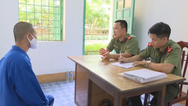 Bắt được người cầm đầu đường dây nhập cảnh trái phép: Chiều 26/7, Cơ quan chức năng đã bắt được người cầm đầu đường dây đưa người nước ngoài nhập cảnh trái phép vào Việt Nam. Người này sẽ được di lý về Công an TP Đà Nẵng để tiếp tục điều tra. Trước đó, Công an TP Đà Nẵng bắt ba người liên quan đường dây đưa người nước ngoài nhập cảnh trái phép. Trong đó có hai người Việt Nam và một người TQ.