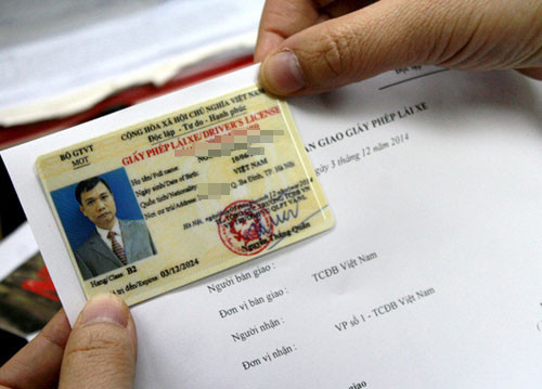 9. Việt Nam sẽ có thêm giấy phép lái xe số tự động Ngày 15/5, ông Nguyễn Văn Huyện, Tổng cục trưởng Đường bộ cho biết, ngày càng nhiều người dân có nhu cầu sử dụng xe số tự động nên ngành giao thông sẽ sửa Thông tư 46, bổ sung chương trình đào tạo và cấp giấy phép lái xe phù hợp theo chỉ đạo của Bộ Giao thông Vận tải. Theo đó, ngoài các loại bằng hiện có, sẽ có thêm bằng mới ghi rõ loại xe số tự động.