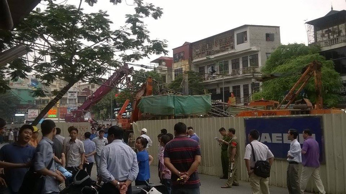 Ngoài anh Hoàng, còn một người phụ nữ đang mang thai cũng bị dây cáp quật ngã, phải đưa vào bệnh viện kiểm tra.
