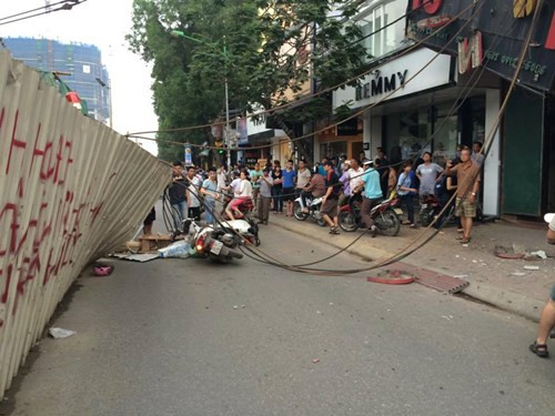 Theo các nhân chứng, thời điểm xảy ra vụ việc có hai người tham gia giao thông bị những dây cáp của chiếc cẩu đập phải khiến họ bị thương nặng, trong đó có một phụ nữ đang mang thai.