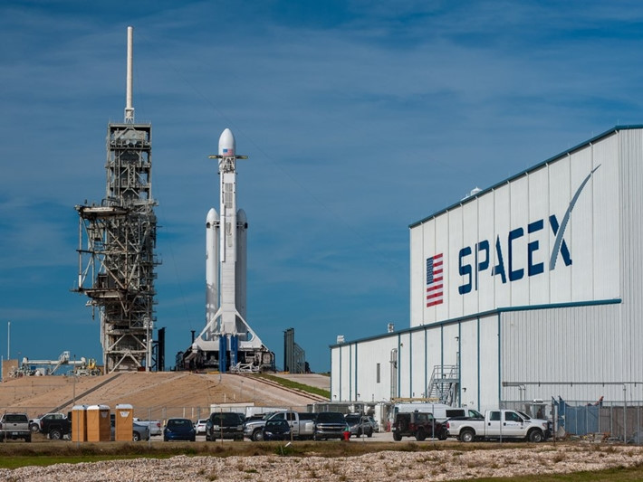 5. SpaceX (2002) Định giá start up của tỷ phú Elon Musk: 24,7 tỷ USD Vòng gọi vốn mới nhất: 214 triệu USD (4/2018)