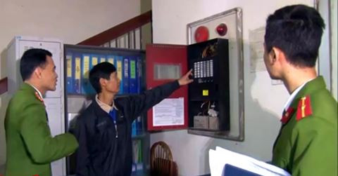 Chung cư cao tầng số 46/230 Lạc Trung (Thanh Lương, Hai Bà Trưng). tòa nhà này từng bị lực lượng Thanh tra Cảnh sát PCCC Hà Nội kiểm tra phát hiện ngoài lỗi vi phạm chưa nghiệm thu đã đưa vào hoạt động, tại đây còn xuất hiện nhiều lỗi vi phạm khác như: hệ thống báo cháy, chuông báo bị lỗi; hệ thống cầu thang trục A,B,C của tòa nhà không có cửa ngăn cháy tự động. Ảnh: ANTĐ