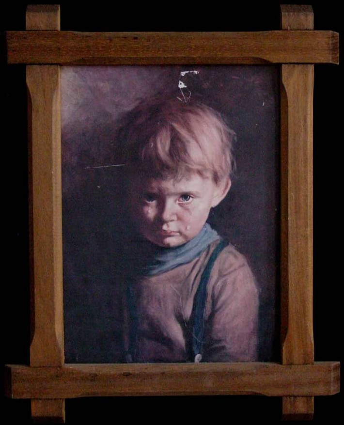 Những năm 1950, bức tranh "Crying Boy" là một sản phẩm được sao chép và treo hàng loạt ở quần đảo Anh. Đến năm 1980, bức tranh thu hút sự chú ý của truyền thông khi có thông tin cho rằng bức tranh bỗng nhiên phát hỏa. Điều đáng ngạc nhiên là trong khi mọi đồ vật bị thiêu rụi thì bức tranh lại không sao.