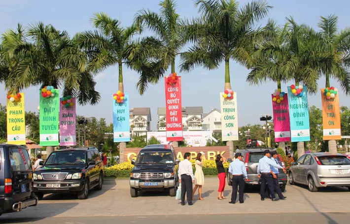 Chiều 4/2, UBND quận 9 đã tổ chức lễ công bố Quyết định đặt tên đường mang tên 8 văn nghệ sĩ tài danh gồm: Phạm Trọng Cầu, Diệp Minh Tuyền, Trịnh Công Sơn, Xuân Quỳnh, Nguyễn Đình Thi, Huy Cận, Út Trà Ôn và Thanh Nga tại một Khu dân cư cao cấp ở phường Phước Long B.