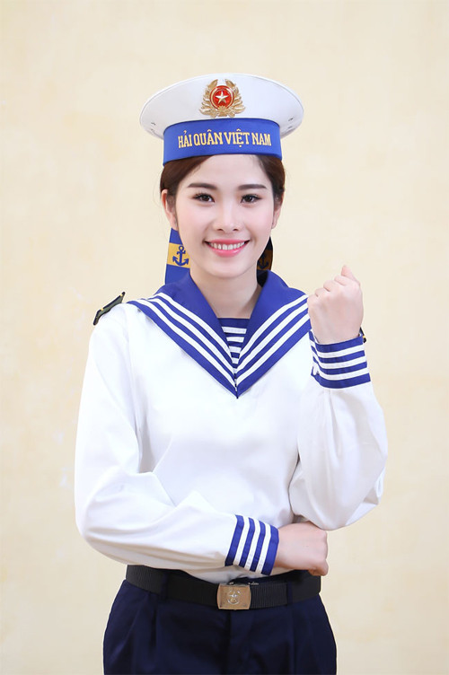 Tân Hoa khôi từng làm MC cho những chương trình ca múa nhạc phục vụ các anh chiến sĩ và người dân vùng xa.