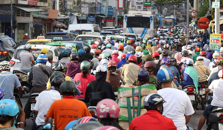 Khu vực trước cổng bến xe Miền Đông (đường Đinh Bộ Lĩnh) cũng ùn tắc kéo dài.