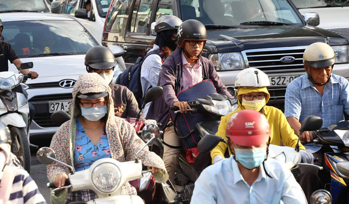 Nhiều người mang hành lý khổ sở vượt ải kẹt xe để về quê nghỉ lễ.