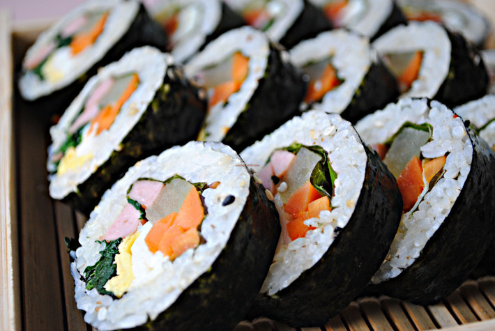 Cơm cuộn rong biển (Gimbab hay Kimbap) là món ăn nổi tiếng Hàn Quốc được nhiều bạn trẻ Việt Nam yêu thích. Có thể hiểu đơn giản Kimbap là món cơm cuộn trong lá rong biển. Ảnh: Manekineko.