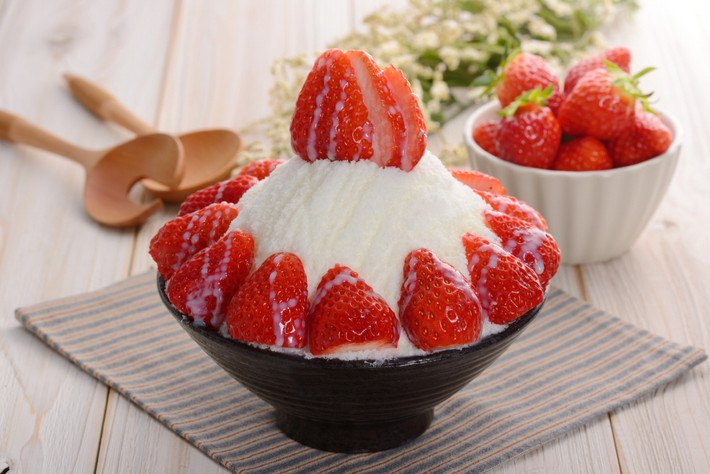 Ngay khi du nhập vào Việt Nam, Bingsu đã trở thành một món tráng miệng được yêu thích trong giới trẻ. Vẻ ngoài bắt mắt của các loại trái cây với bánh, kem phủ và nước sốt đã tạo nên sức hấp dẫn của món ăn. Ảnh: Topsy.