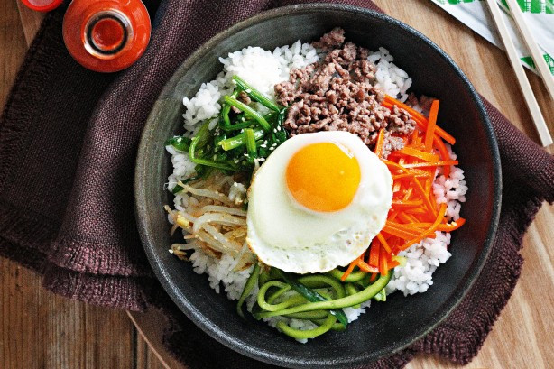 Cơm trộn (Bibimbap) là món ăn chính không thể thiếu của người Hàn Quốc. Nguyên liệu món ăn tùy theo sở thích của cá nhân: thịt gà, bò, đậu phụ, nấm, dưa chuột...Tất cả được trộn đều cùng với nước sốt làm từ ớt. Ảnh: Taste.