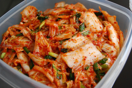 Kim chi được làm bằng cách lên men các loại rau củ (chủ yếu là cải thảo) và ớt. Món ăn có vị chua cay rất thú vị. Ảnh: Tamcocbackpackerhostels.