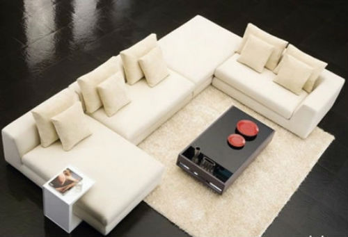 Nên đặt sofa hình chữ U vì nó tượng trưng cho hai tay dang rộng, đón tiền của vào nhà. Ảnh: Fengshui.