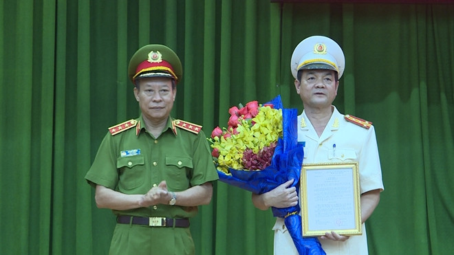 Ngày 11/9, thừa ủy quyền của Chủ tịch nước, Đại tướng Tô Lâm, Ủy viên Bộ chính trị, Bộ trưởng Bộ Công an đã trao quyết định thăng cấp bậc hàm cấp tướng cho 9 đồng chí là lãnh đạo cao cấp của lực lượng Công an nhân dân (CAND).