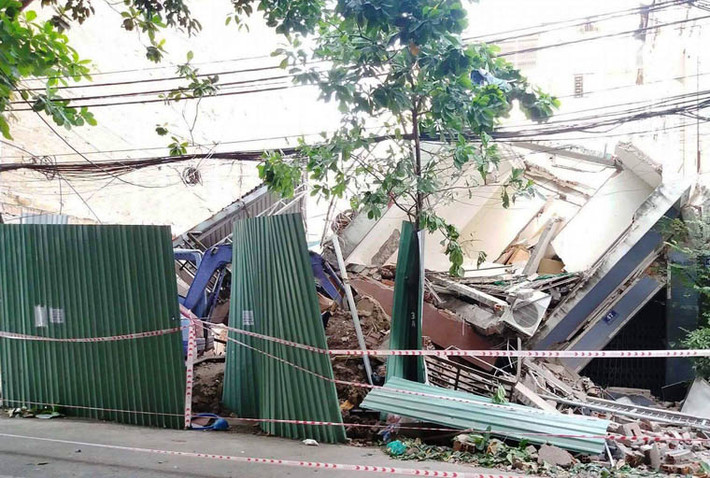 Đến trưa nay (3/9), hiện trường vụ sập nhà 3 tầng và căn nhà khác bị đè hư hỏng nặng trên đường Tân Sơn Hòa, phường 2, quận Tân Bình (TP HCM) vẫn đang được nhà chức trách phong tỏa nghiêm ngặt.