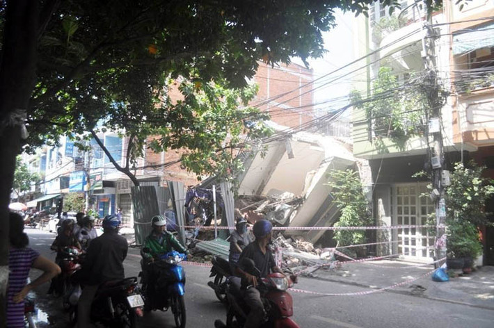 Anh Nguyễn Văn Tân, người bị thiệt hại trong vụ sập nhà bàng hoàng kể lại: "Khoảng 21h tối qua (2/9-PV), những người trong căn nhà số 41 đường Tân Sơn Hòa nghe nhiều tiếng răng rắc. Khi phát hiện nhà nguy hiểm, mọi người hô hoán nhau rồi nhanh chóng chạy ra khỏi nhà..."
