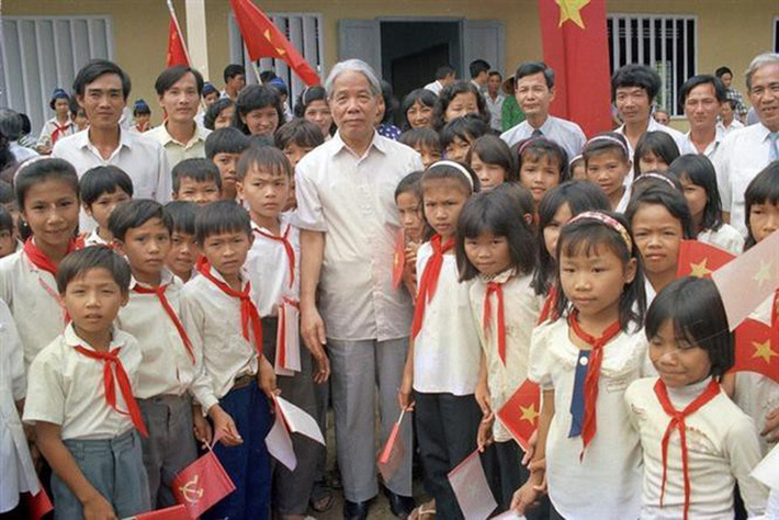 Tổng Bí thư Đỗ Mười với thiếu nhi trường PTTH An Thạch, huyện Bến Lức, tỉnh Long An (28/9/2996). Ảnh: Xuân Lâm - TTXVN