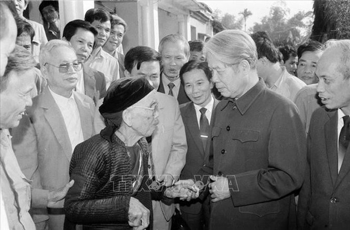 Nguyên Tổng bí thư Đỗ Mười nói chuyện thân mật với nhân dân xã Lê Lợi, huyện Thường Tín (Hà Tây cũ), ngày 1/11/1992. Ảnh: Xuân Lâm/TTXVN