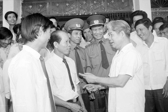 Nguyên Tổng bí thư Đỗ Mười Đỗ Mười thăm Quảng Trị (1/5/1990). Ảnh: Minh Đạo/TTXVN