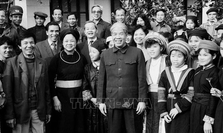 Nguyên Tổng bí thư Đỗ Mười thăm trường PTTH dân tộc tỉnh Tuyên Quang, tháng 2/1992. Ảnh: Xuân Lâm/TTXVN