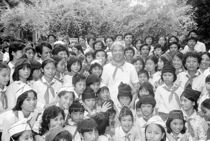 Nguyên Tổng bí thư Đỗ Mười gặp gỡ thiếu nhi Hà Nội và Thái Bình nhân dịp các cháu vào viếng lăng Bác và thăm Bảo tàng Hồ Chí Minh, ngày 19/5/1990. Ảnh: Minh Đạo/TTXVN