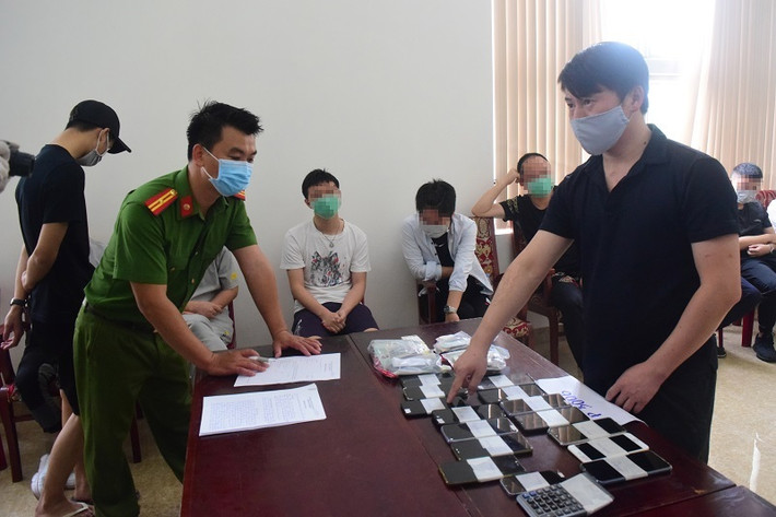 4. Bắt bảy người Trung Quốc đánh bạc hàng chục tỷ đồng tại Huế: Chiều nay (11/8), Công an tỉnh Thừa Thiên-Huế cho biết, lực lượng nghiệp vụ của đơn vị vừa phá thành công chuyên án, phát hiện bảy đối tượng người Trung Quốc vi phạm pháp luật, thuê cơ sở lưu trú ở TP Huế để tổ chức đánh bạc. Được biết, số đối tượng này đã thực hiện hành vi vi phạm, với tổng số tiền trên 35 tỷ đồng.