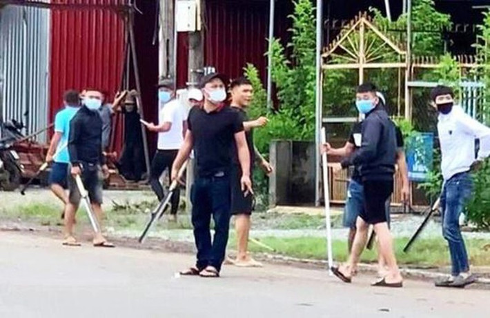 7. Kẻ cầm đầu trong vụ 2 băng nhóm hỗn chiến ở Đồng Nai bị bắt: Do mâu thuẫn từ trước, Hoàng Quốc Đạt (SN 1989, ngụ xã Xuân Tây) cùng anh trai huy động khoảng 30 đối tượng cầm theo hung khí tìm đến tận nhà để "huyết chiến" với nhóm của Nguyễn Bá Kỳ (SN 1995, ngụ xã Xuân Đông). Công an huyện Cẩm Mỹ (Đồng Nai) đã bắt khẩn cấp 9 đối tượng, truy tìm hơn 20 người khác để điều tra vụ việc.