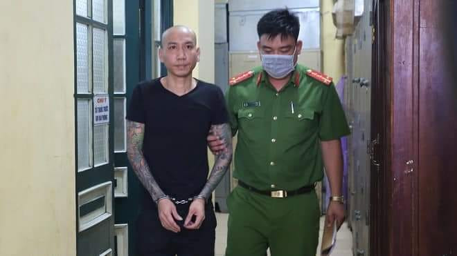 2. Khởi tố “giang hồ mạng” Phú Lê: Ngày 11/8, Công an TP Hà Nội đã ra quyết định khởi tố bị can đối với Lê Văn Phú (tức Phú Lê, SN 1980, trú tại quận Hoàng Mai, Hà Nội) và Hoàng Văn Thụy (SN 1995, trú tại tỉnh Yên Bái) về tội Cố ý gây thương tích.