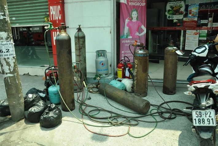 Nhiều bình khí, bình gas... được di dời kịp thời khỏi đám cháy.