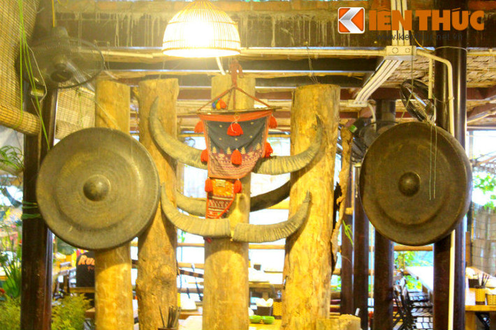 Những chiếc cồng chiêng, những chiếc sừng trâu được biến thành vật dụng trang trí đặc sắc, sáng tạo.