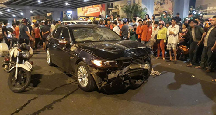 Trung tá Huỳnh Văn Cường, đội trưởng Đội CSGT Hàng Xanh thuộc Phòng CSGT đường bộ - đường sắt (Công an TP.HCM), cho biết người điều khiển xe gây tai nạn là bà Nguyễn Thị Nga (sinh 1972) ngụ đường D5, phường An Phú Đông, quận 12 (TP.HCM).